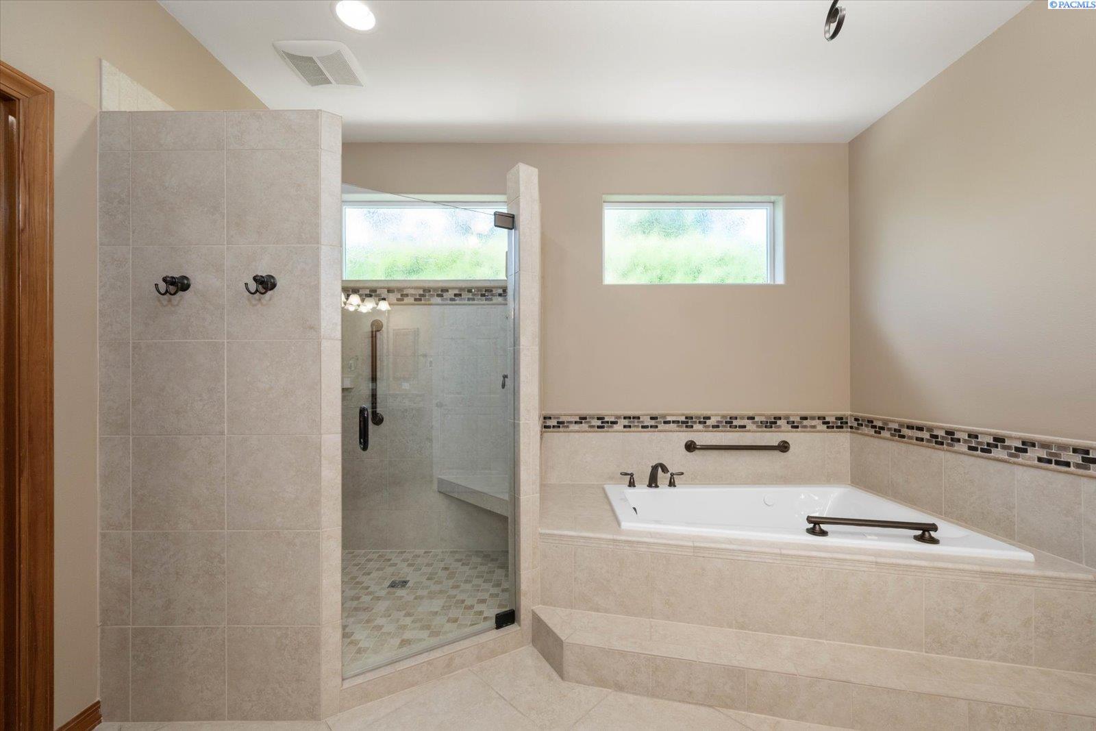 Property Photo: 326 Rachel Rd WA 99338-8316