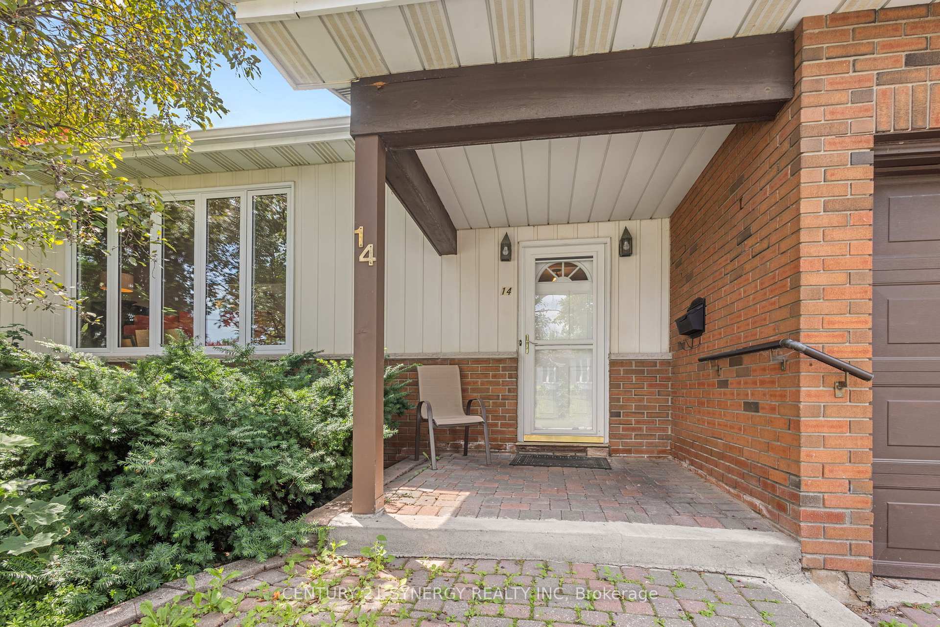 Photo de la propriété: 14 Silver Aspen Crescent ON K1B 3C5