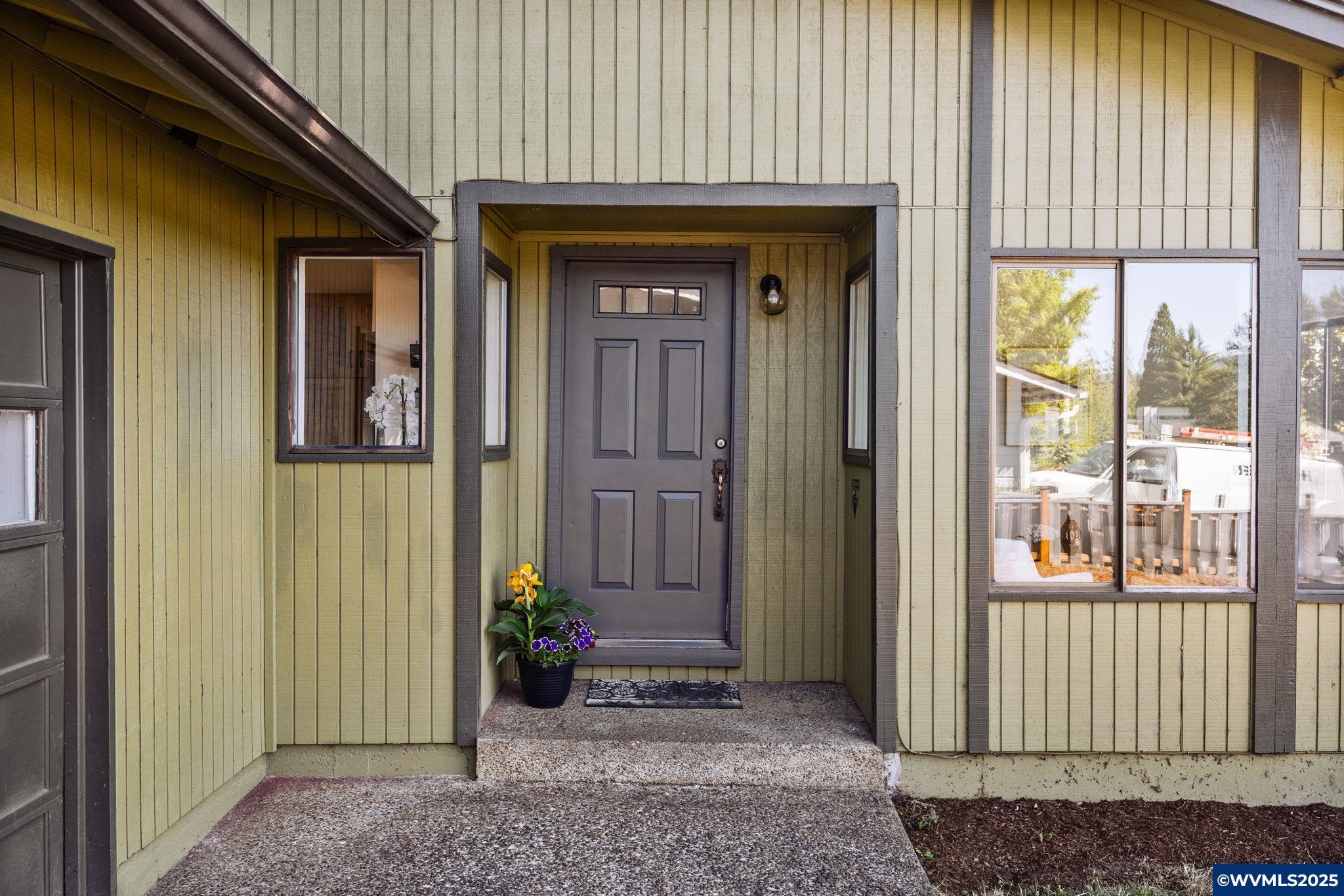 Property Photo: 339 Marlon St OR 97370