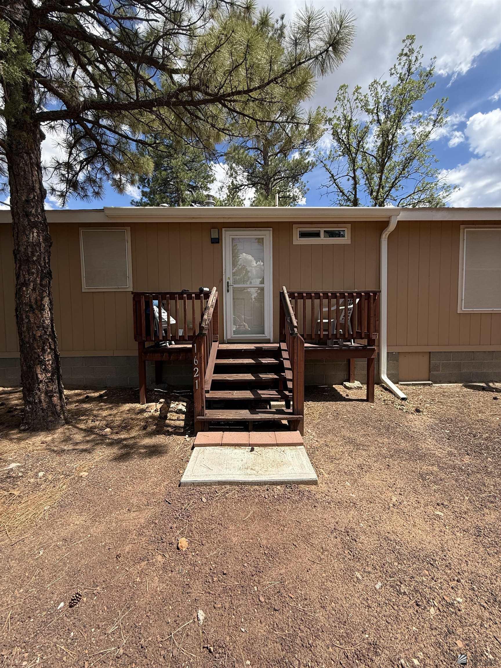 Property Photo: 1621 W Hall St AZ 85901