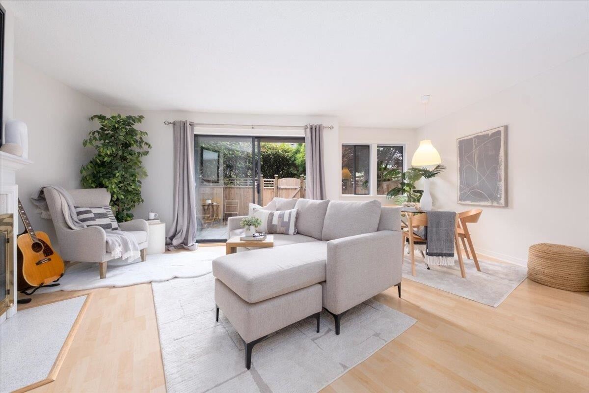 Property Photo: 251 W 14th Street 6 BC V7M 1P4