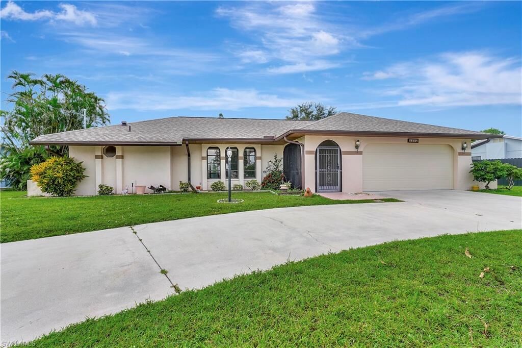Property Photo:  1102 SE 28th Ter  FL 33904 
