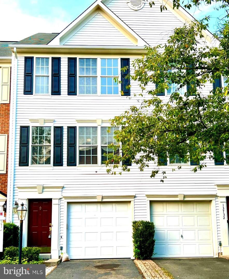 Property Photo: 13734 Denham Way VA 20136