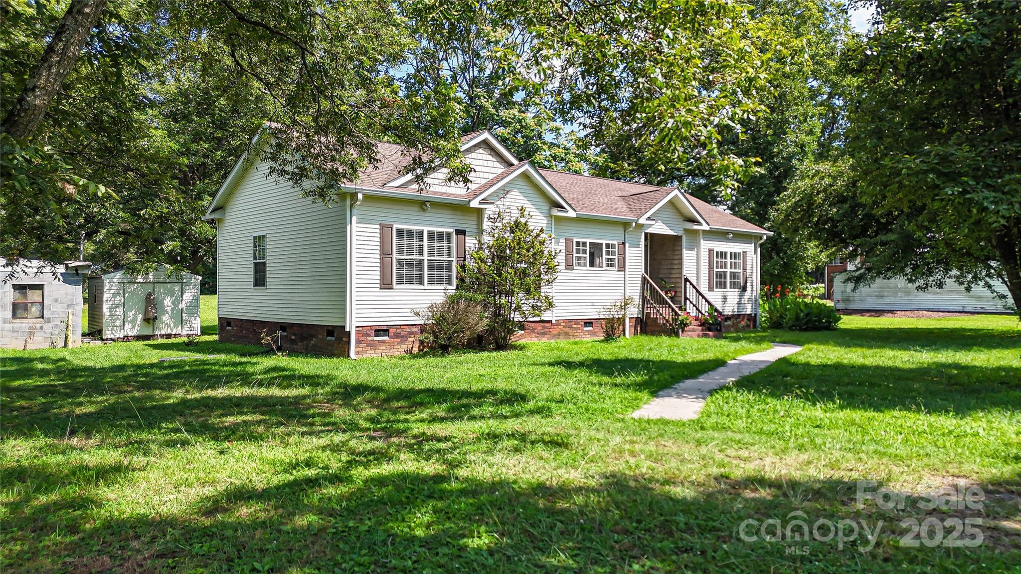Property Photo: 3951 Springs Road NC 28613