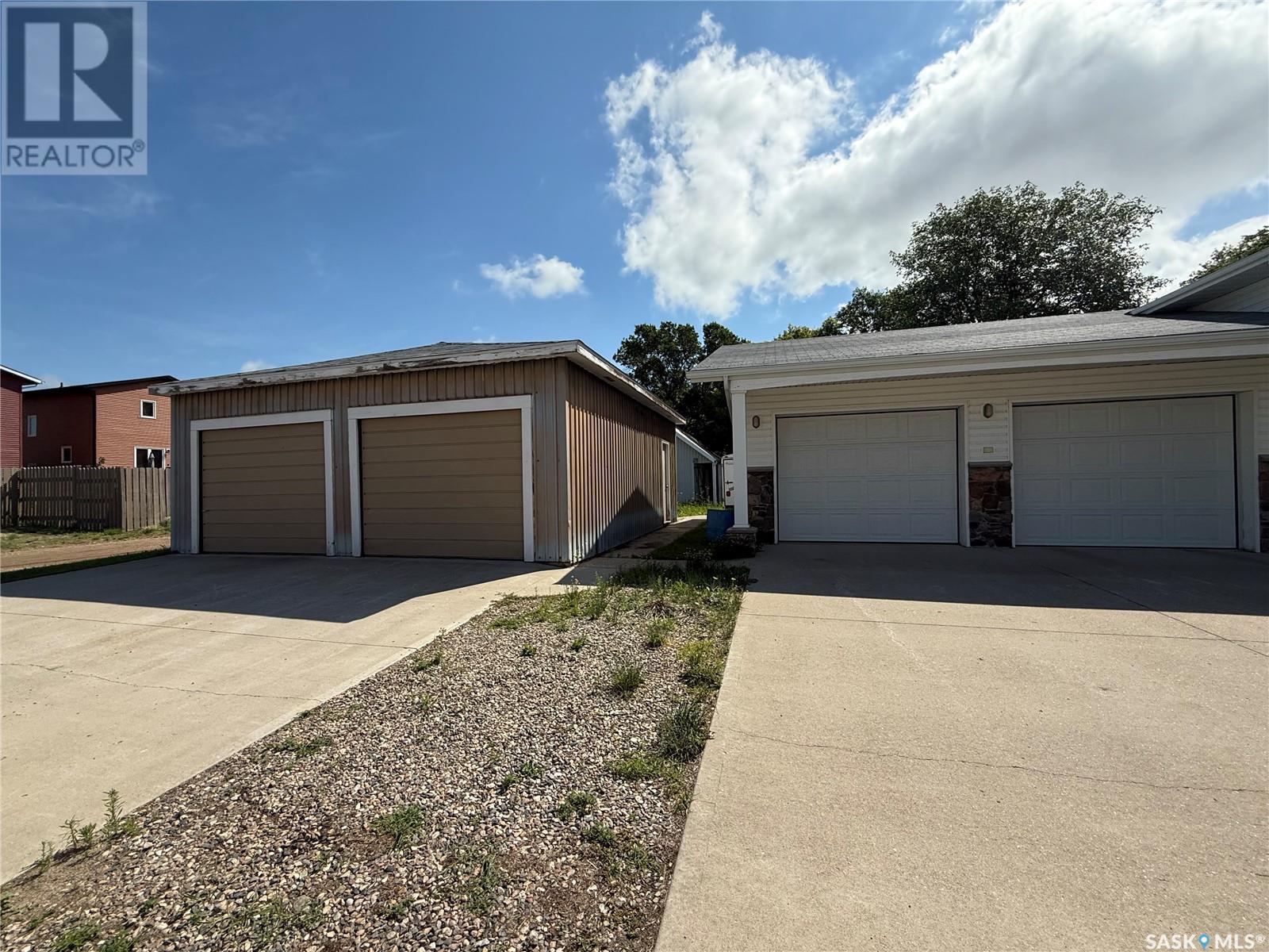 Property Photo:  633 Henry Street  SK S4A 1M9 