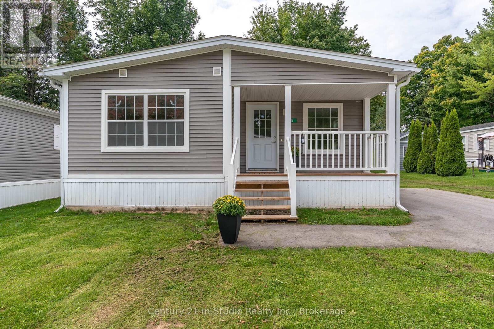 Property Photo:  35 Sussex Square  ON N4K 5N5 