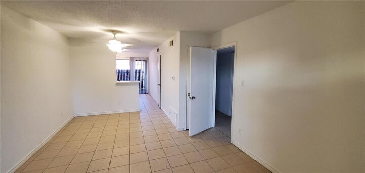 Property Photo:  1220 Shadowdale Drive 20  TX 77043 