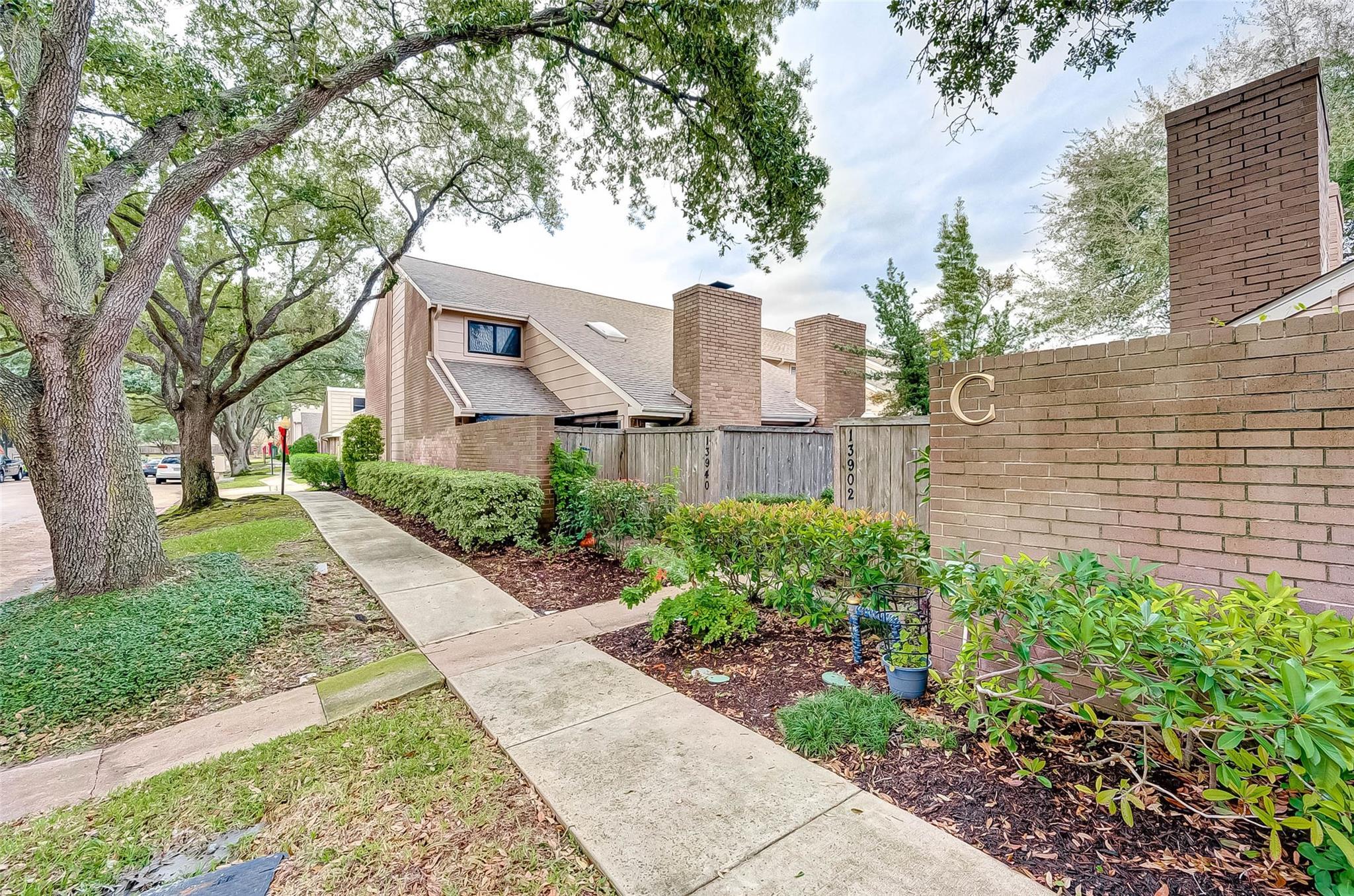 Property Photo: 13922 Hollowgreen Drive 26 TX 77082