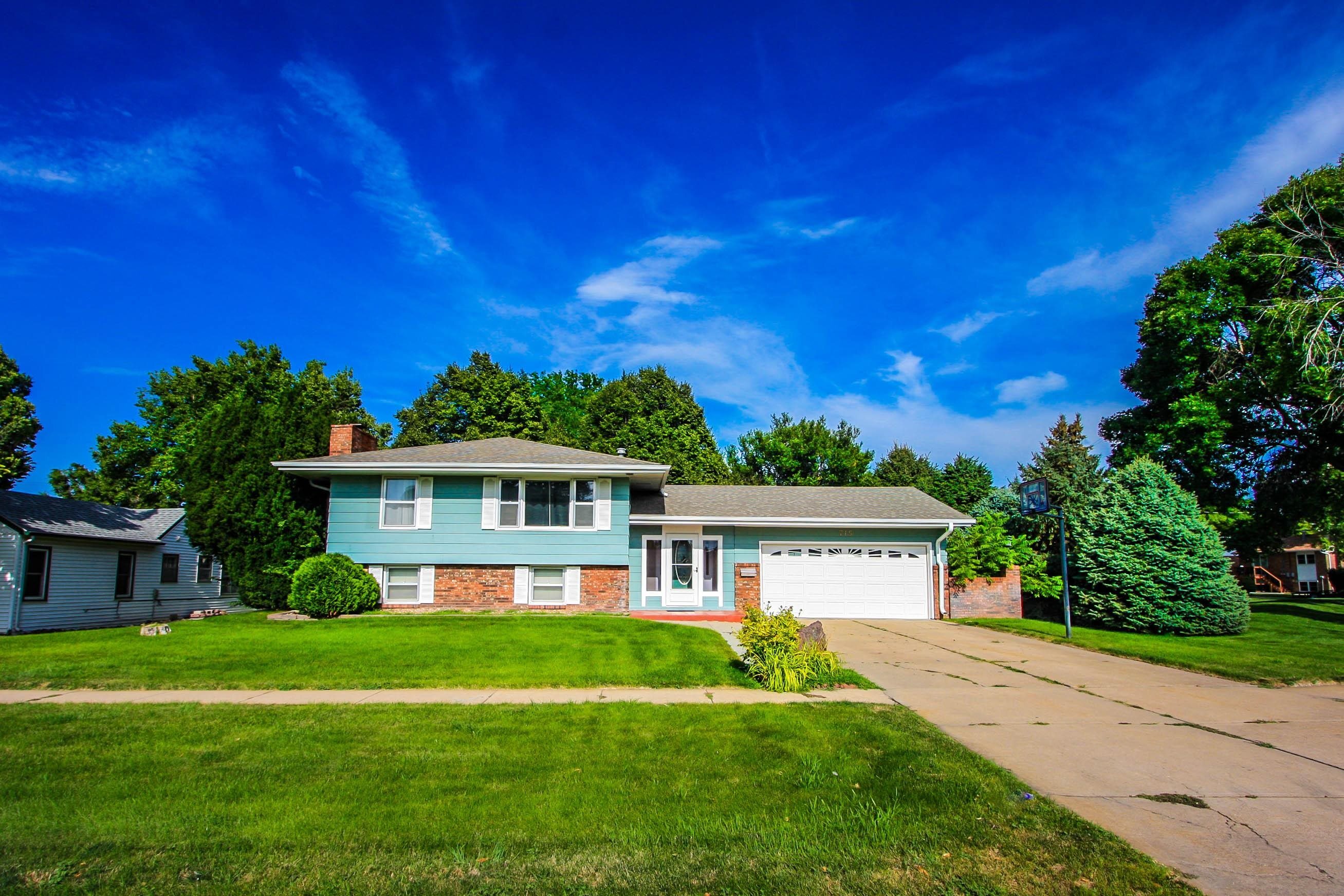 Property Photo: 715 S Willow NE 69101