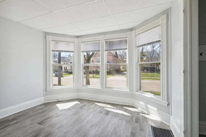 Property Photo: 723 W Walnut Street MI 49007