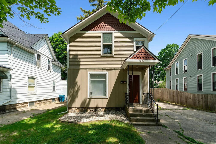 Property Photo: 1009 Oak Street MI 49008