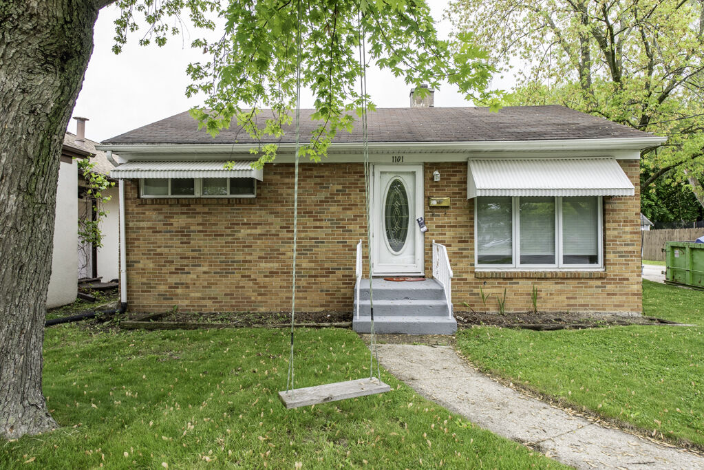 Property Photo: 1101 Pine Street IL 60085