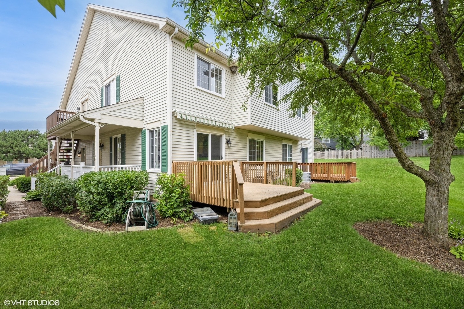 Property Photo: 6 W Acorn Lane IL 60156