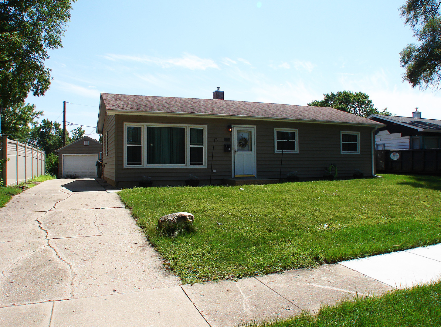 Property Photo: 613 Bonniebrook Avenue IL 60060