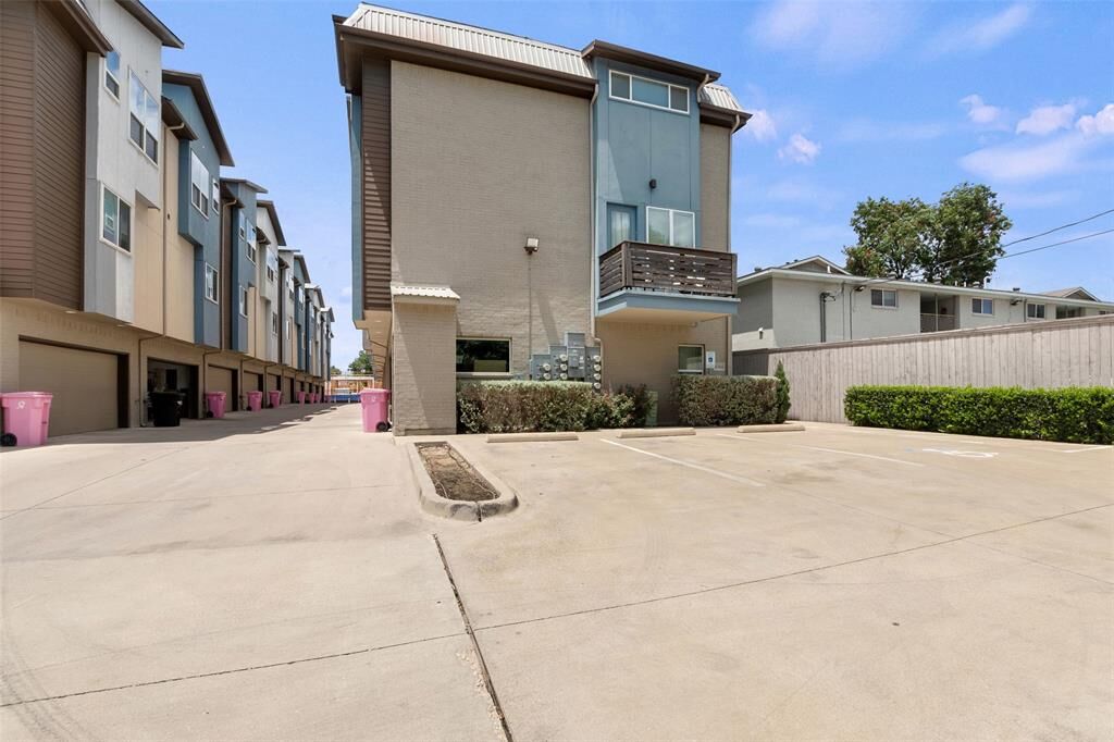 Property Photo: 4914 Live Oak Street 7 TX 75206