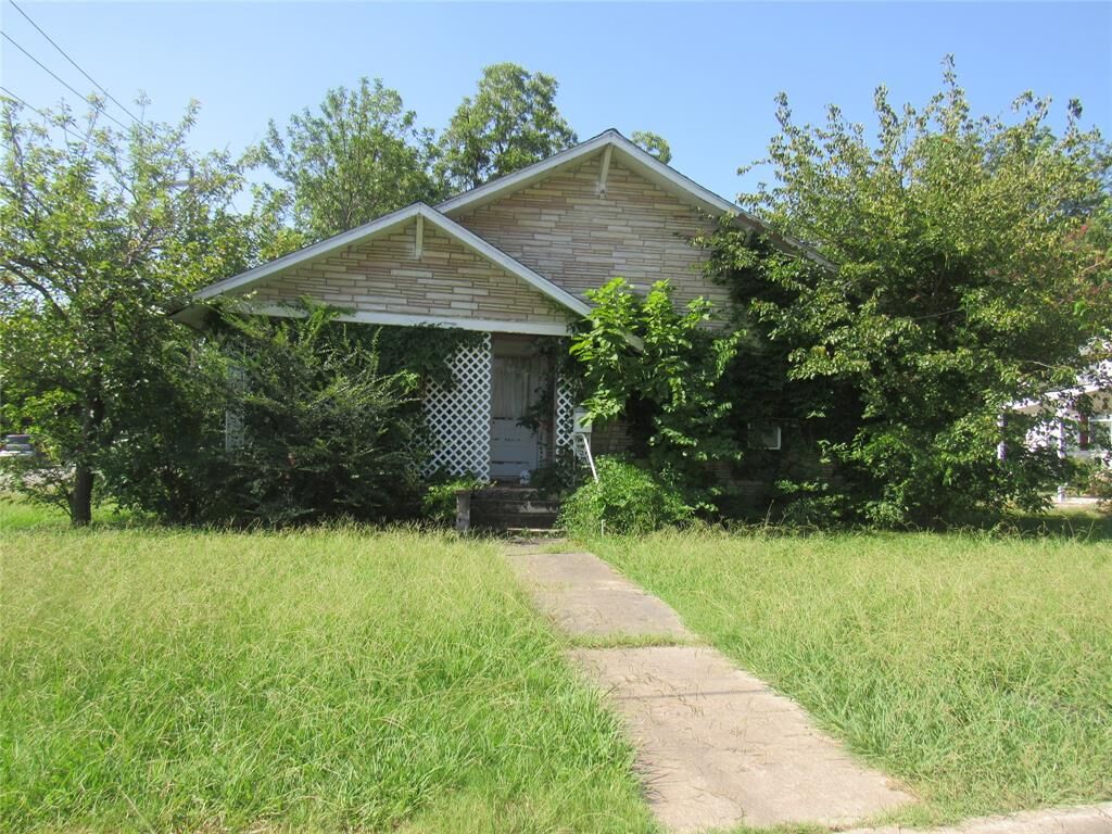 Property Photo:  400 Water Street  TX 76273 
