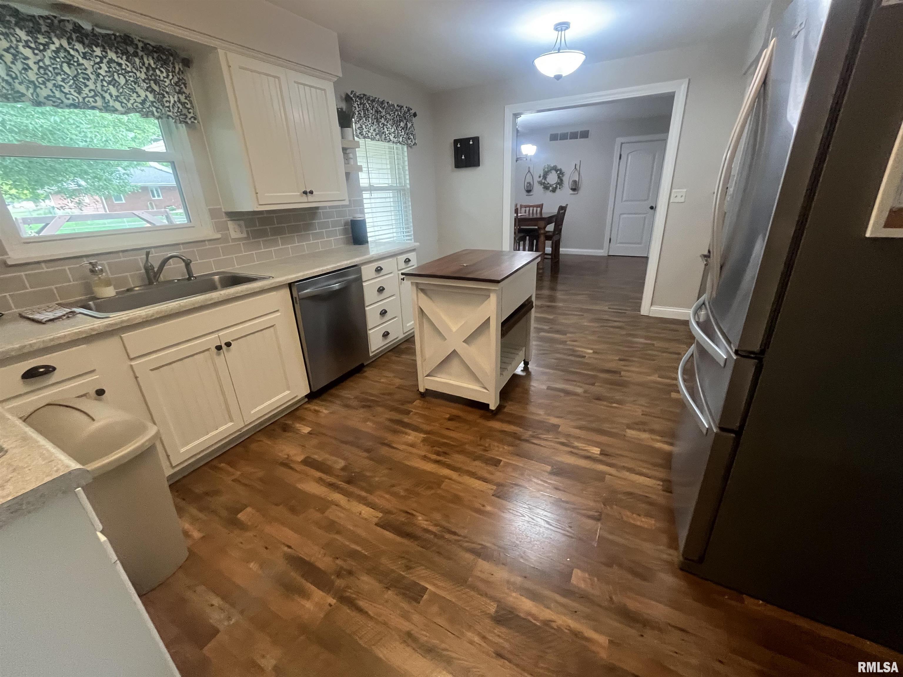 Property Photo:  901 E Emerson Street  IL 61550 