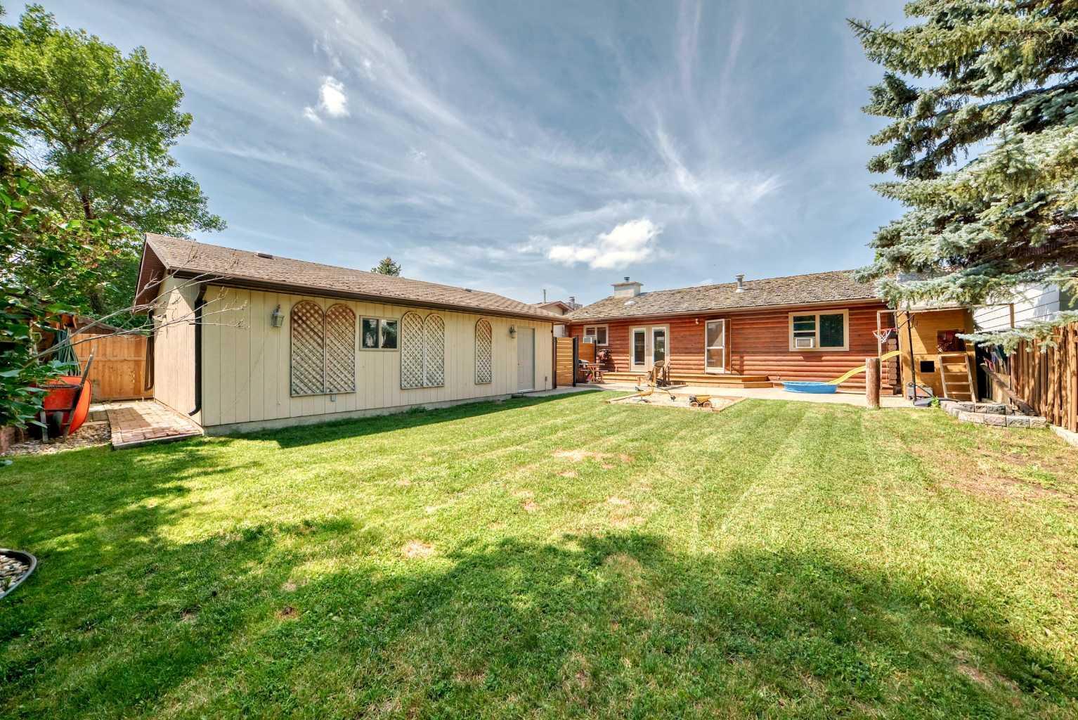 Photo de la propriété: 919 22 Avenue AB T1M 1B5