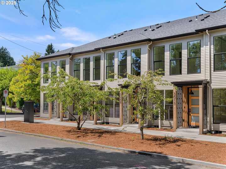 Property Photo:  3025 NE Ainsworth St 7  OR 97211 