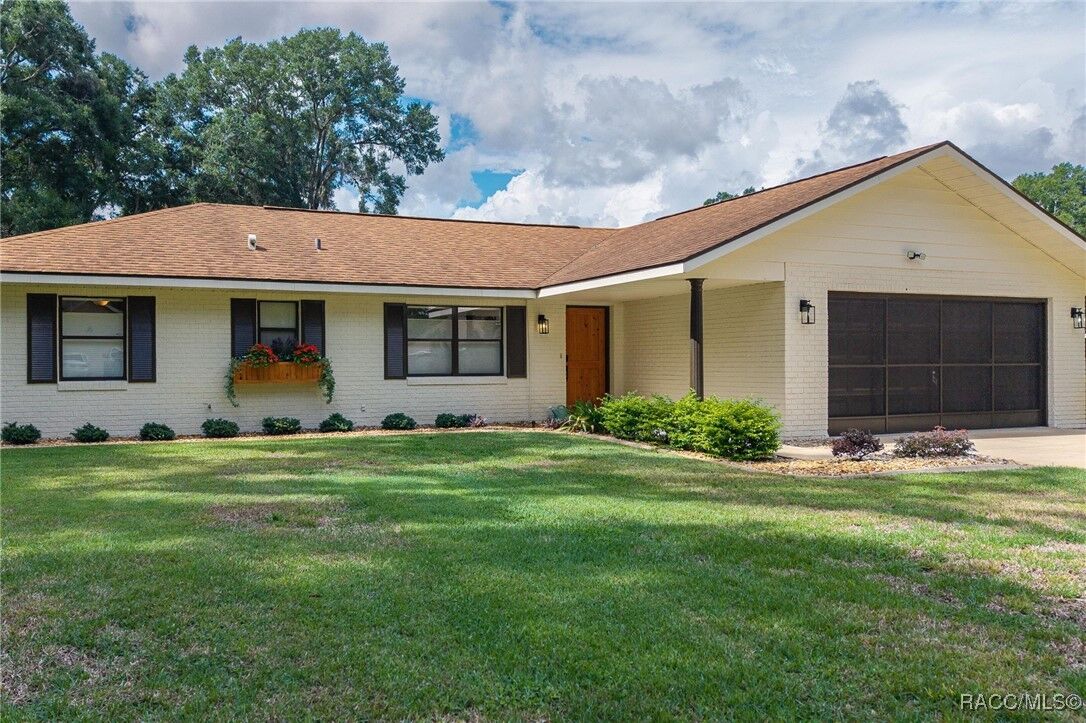 Property Photo: 8456 E Henderson Trail FL 34450