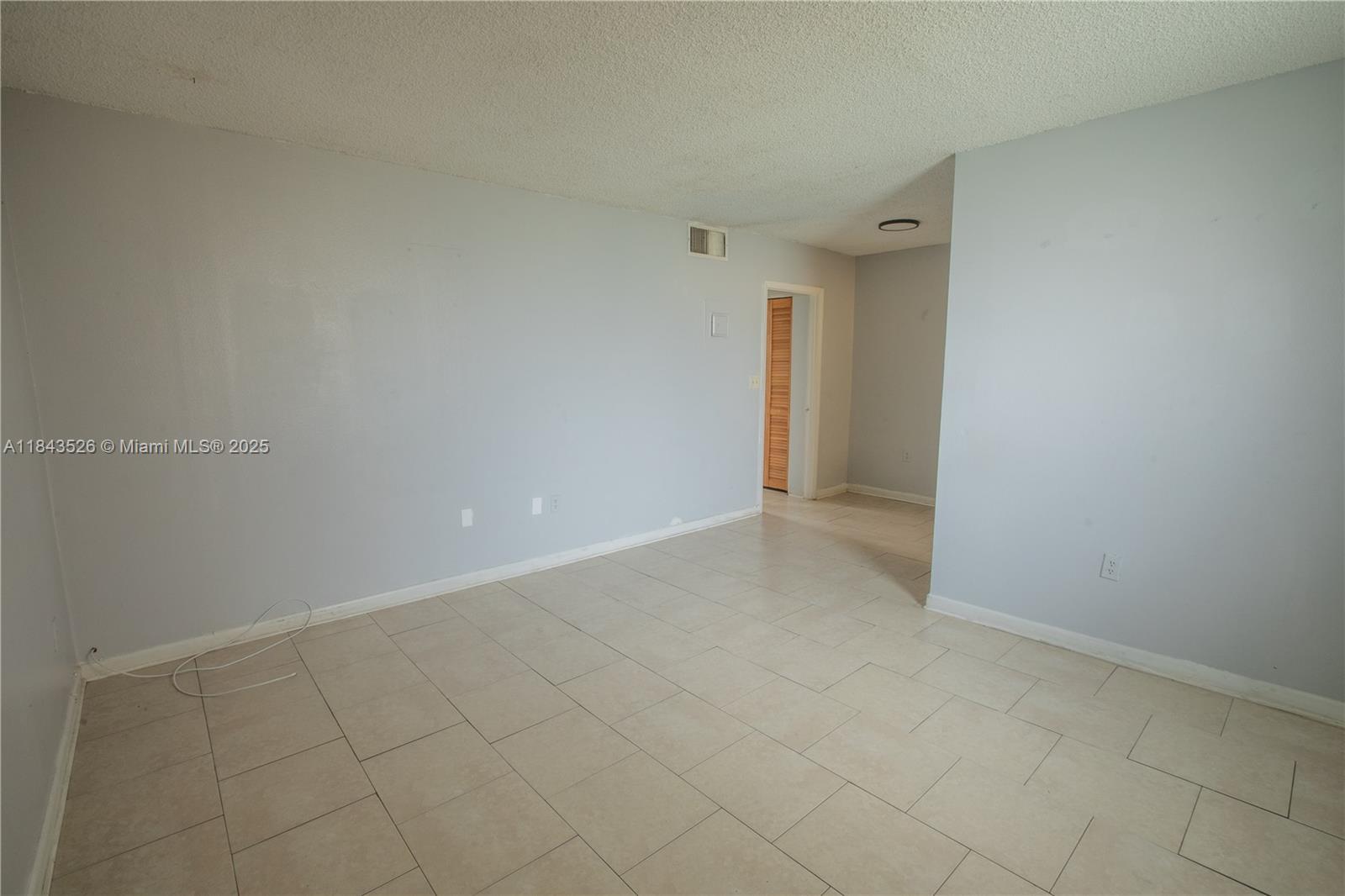 Property Photo: 1975 NE 135th St 3B FL 33181