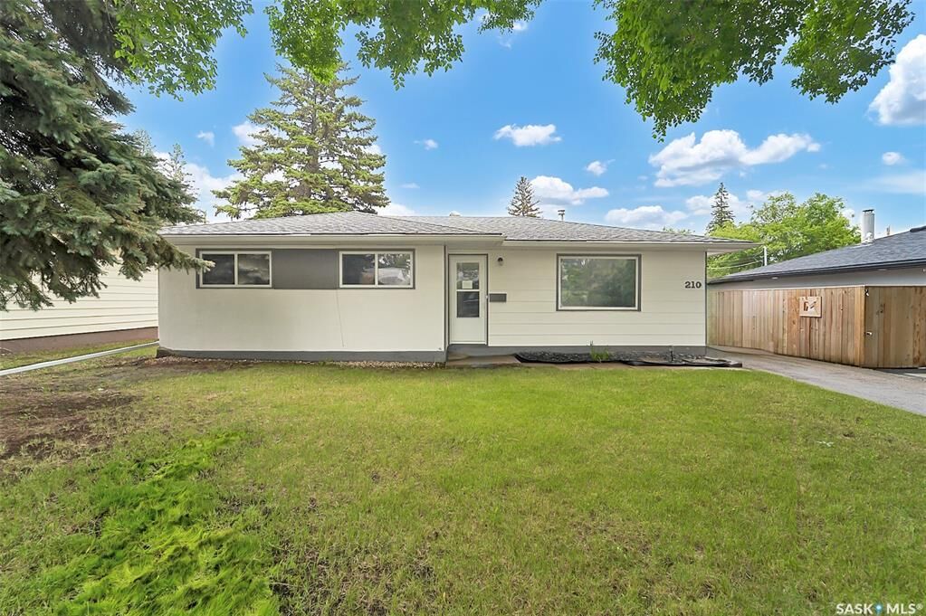 Property Photo: 210 Winnipeg Avenue N SK S7L 3P4