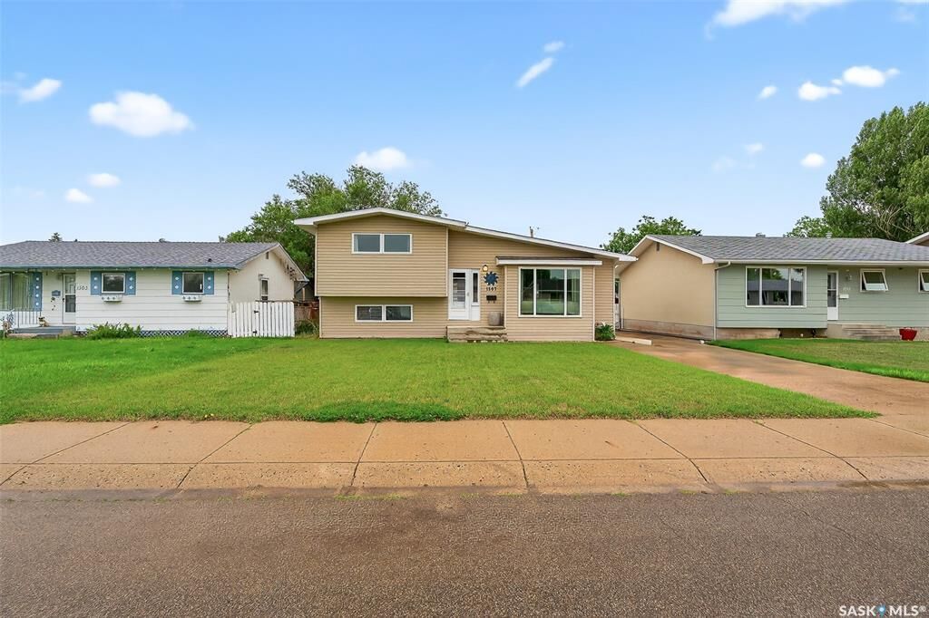 Property Photo: 1507 Duffield Street W SK S6H 6P5