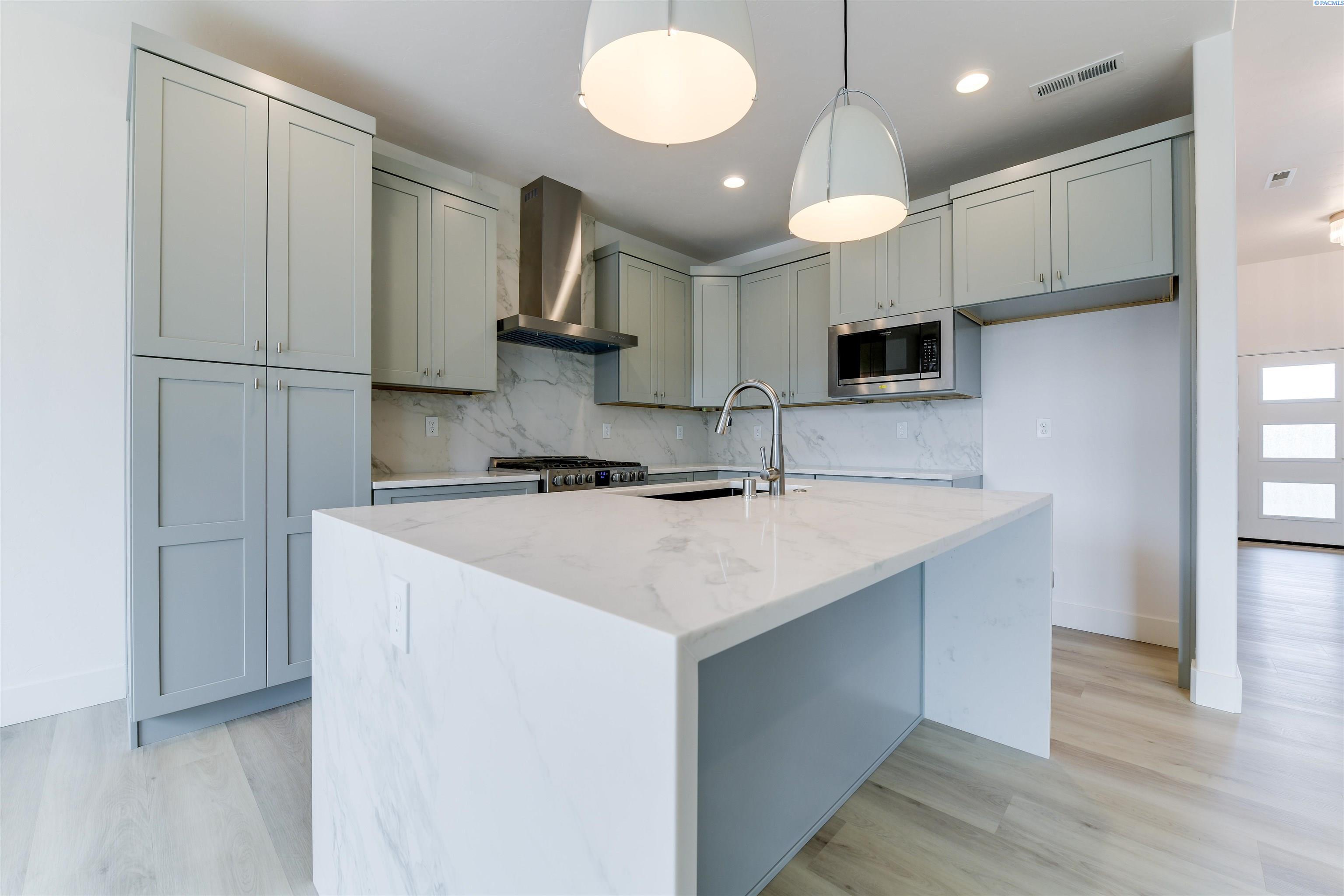 Property Photo: 1656 Palermo Ave WA 99352