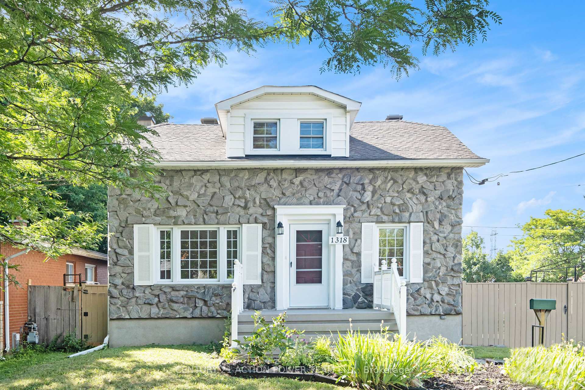 Property Photo:  1318 Brookline Avenue  ON K1V 6S3 