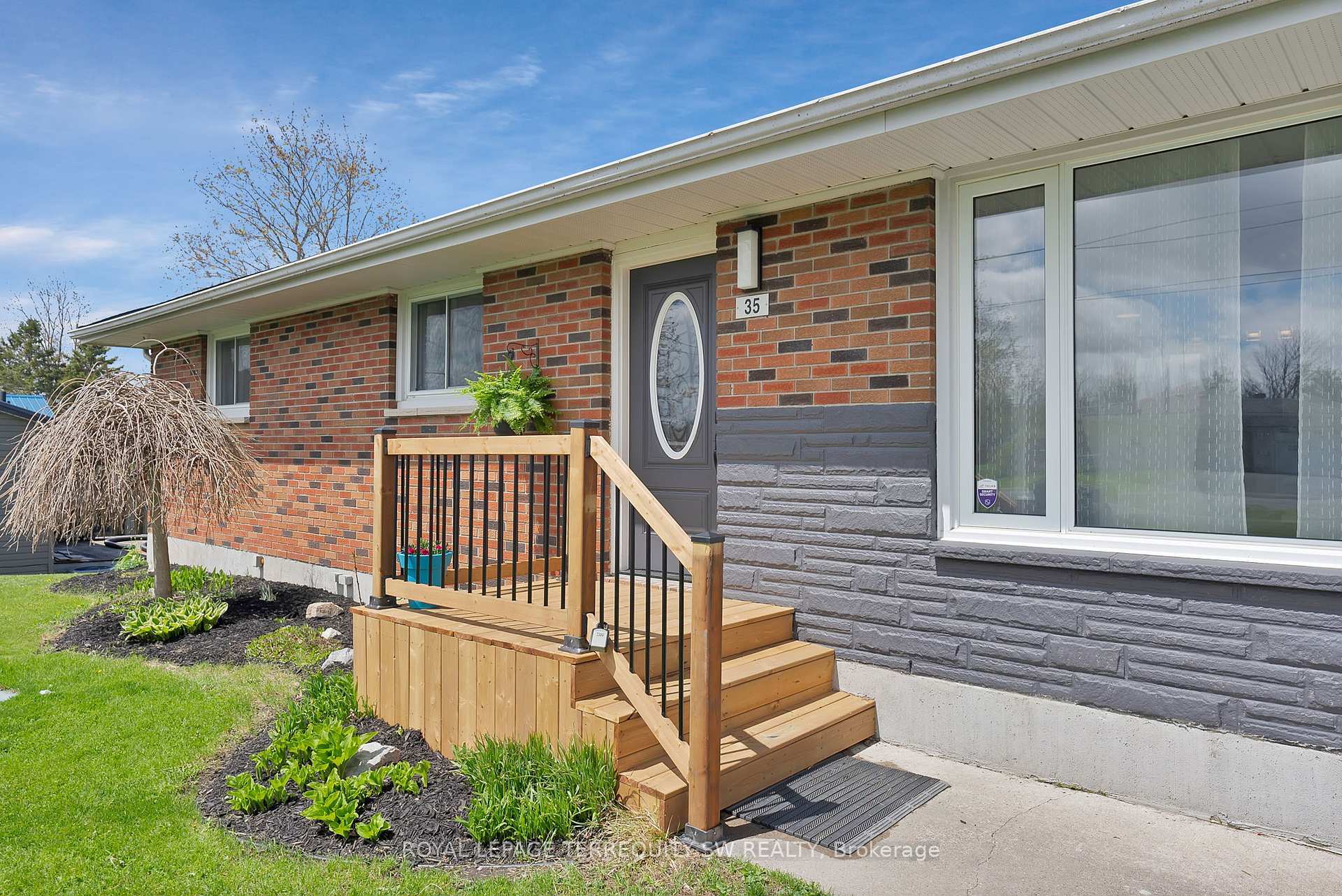 Property Photo: 35 Queen Street W ON K0L 1Y0