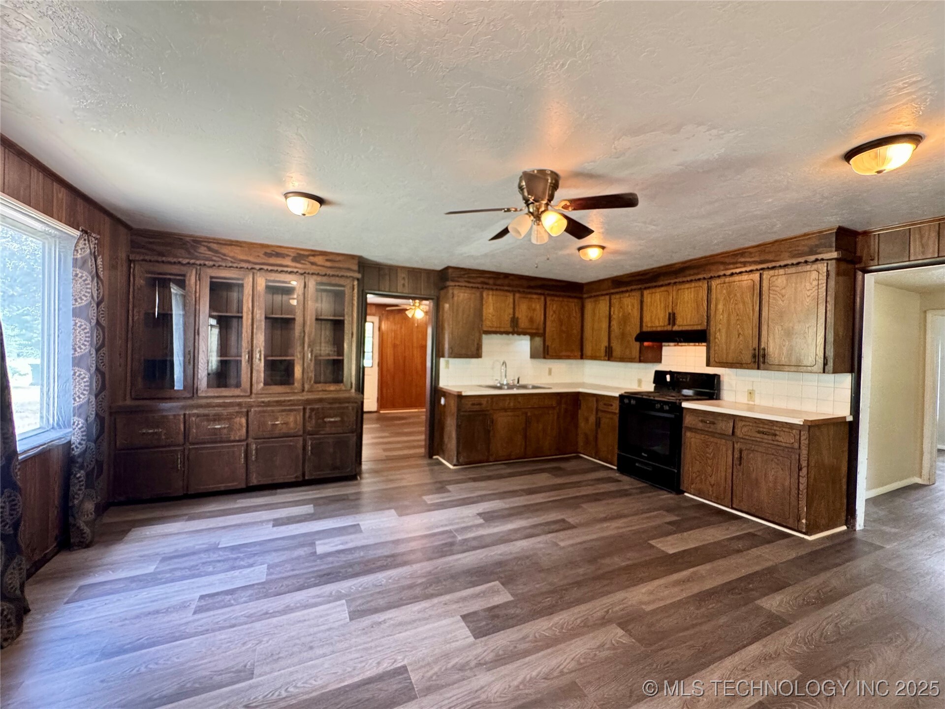 Property Photo: 214 E 9th OK 74023