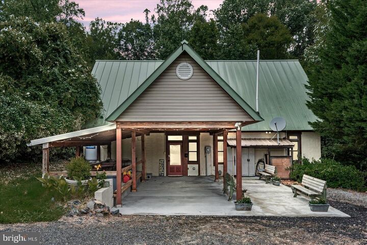 Property Photo: 8215 Oak Crest Drive VA 22485