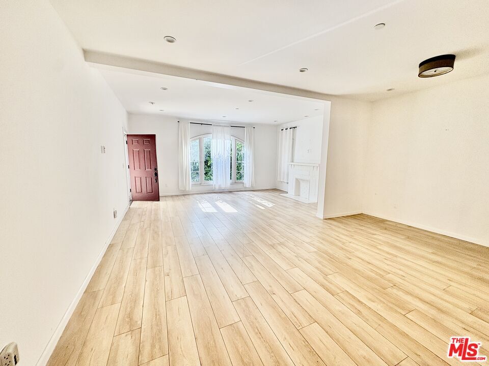 Property Photo:  404 N Gardner  CA 90036 