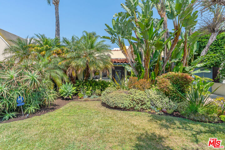 Property Photo:  807 S Muirfield Rd  CA 90005 