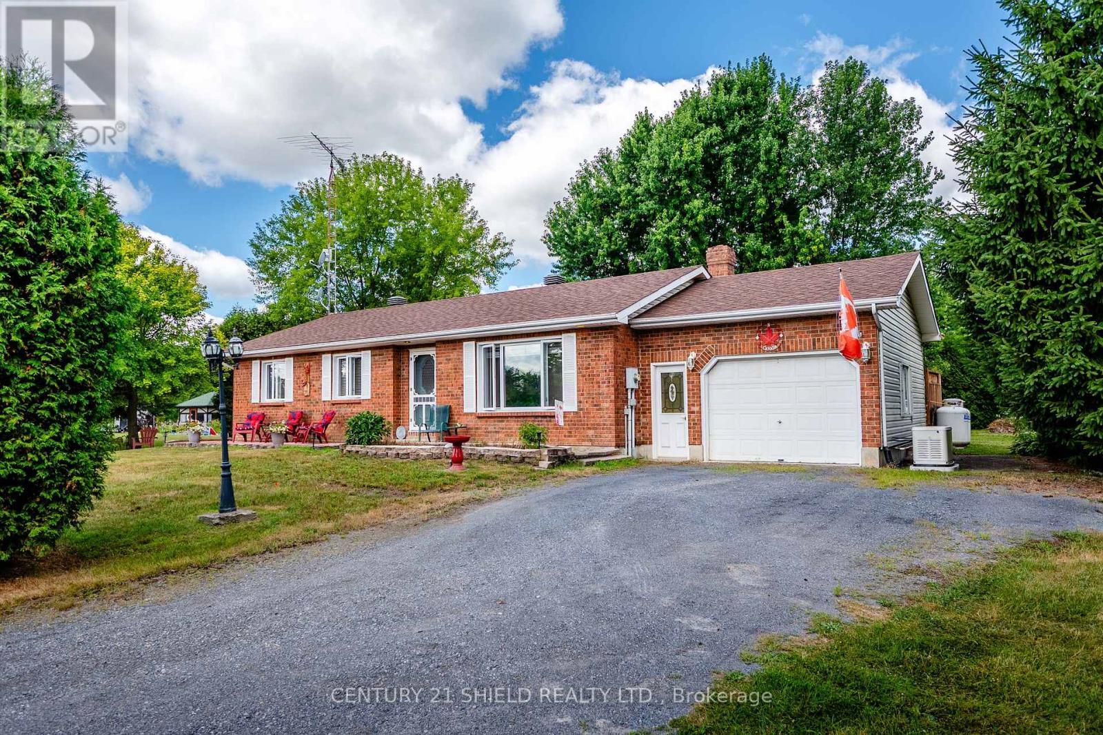 Photo de la propriété:  14215 County Rd 2 Highway  ON K0C 1M0 