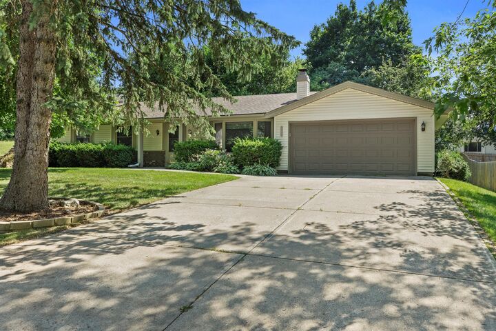 Property Photo:  743 Chesham Ct  WI 53029 