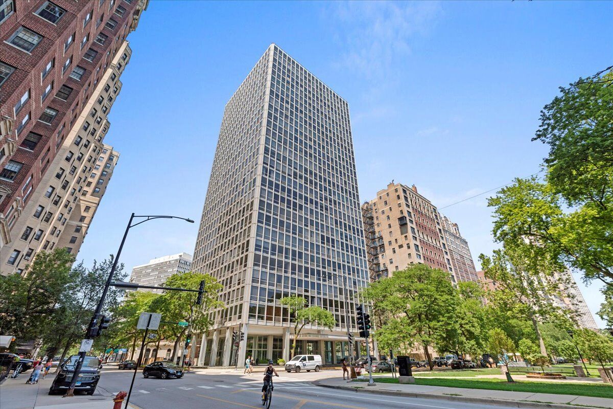 Property Photo:  2400 N Lakeview Avenue 2202  IL 60614 