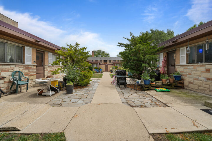 Property Photo: 7323 N Damen Avenue IL 60645