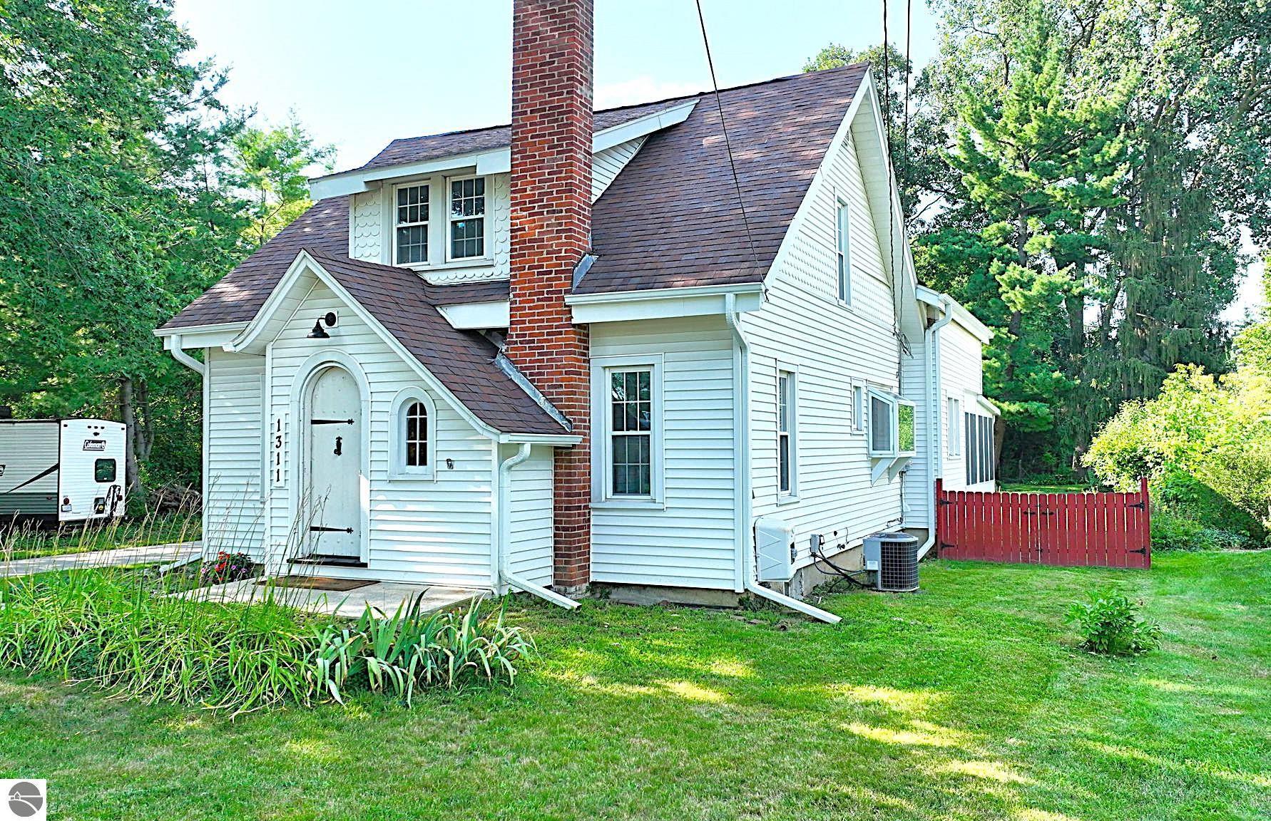 Property Photo: 1311 E Broadway MI 48858