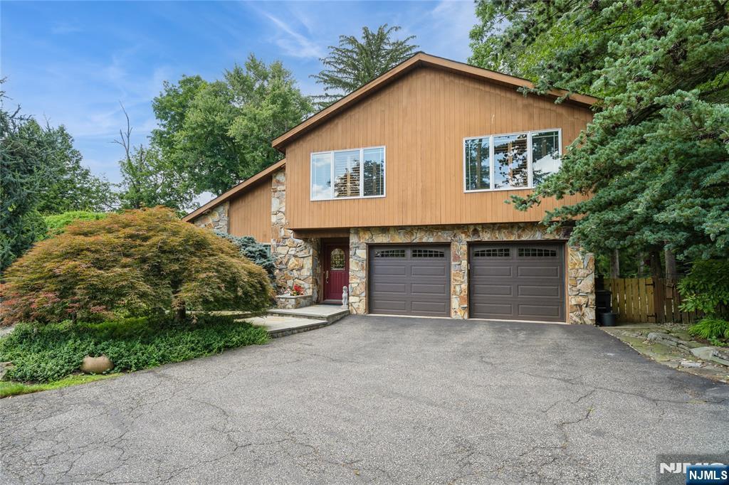 Property Photo: 5 Ridge Court NJ 07642