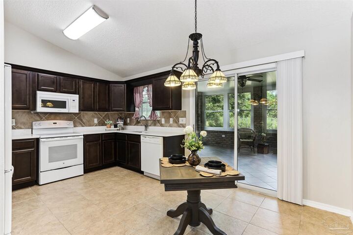 Property Photo: 8992 Tara Cir FL 32583