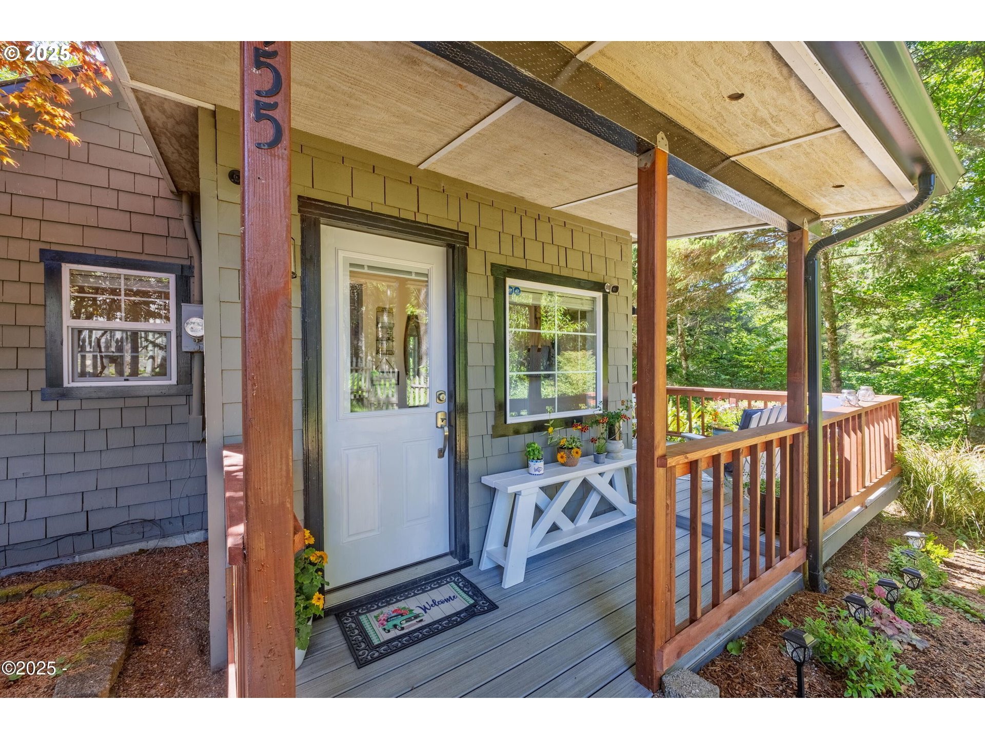 Property Photo: 155 SE Hazelton Ave OR 97341