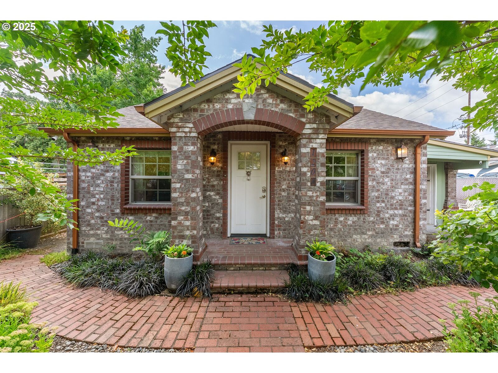 Property Photo: 1208 E 10th St OR 97132