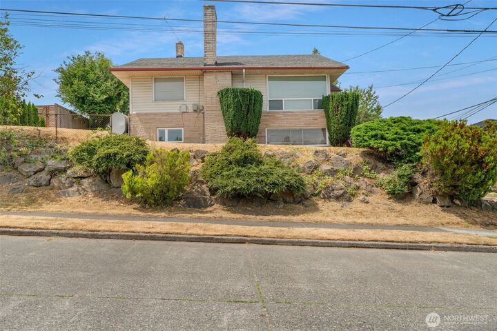 Property Photo: 2117 S Bayview Street WA 98144