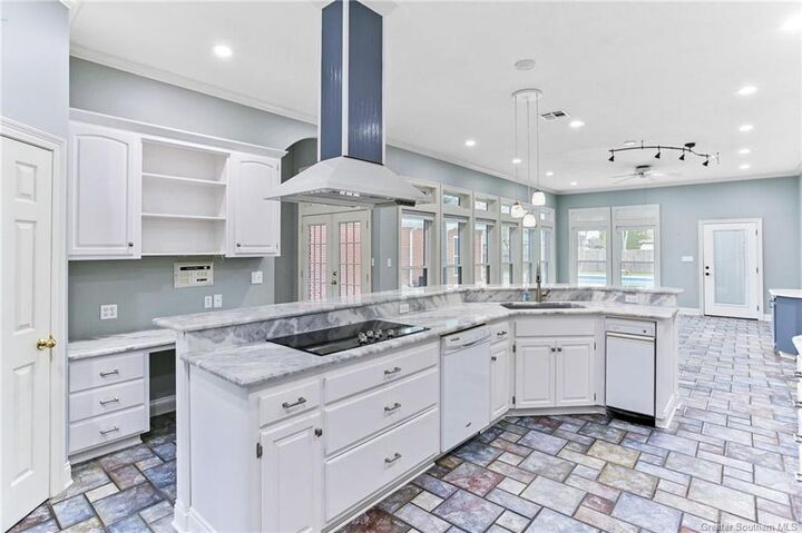 Property Photo: 1105 Athens Drive LA 70611