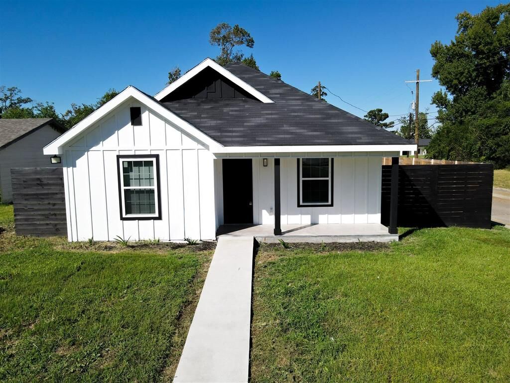 Property Photo:  2700 Able Circle  LA 70601 