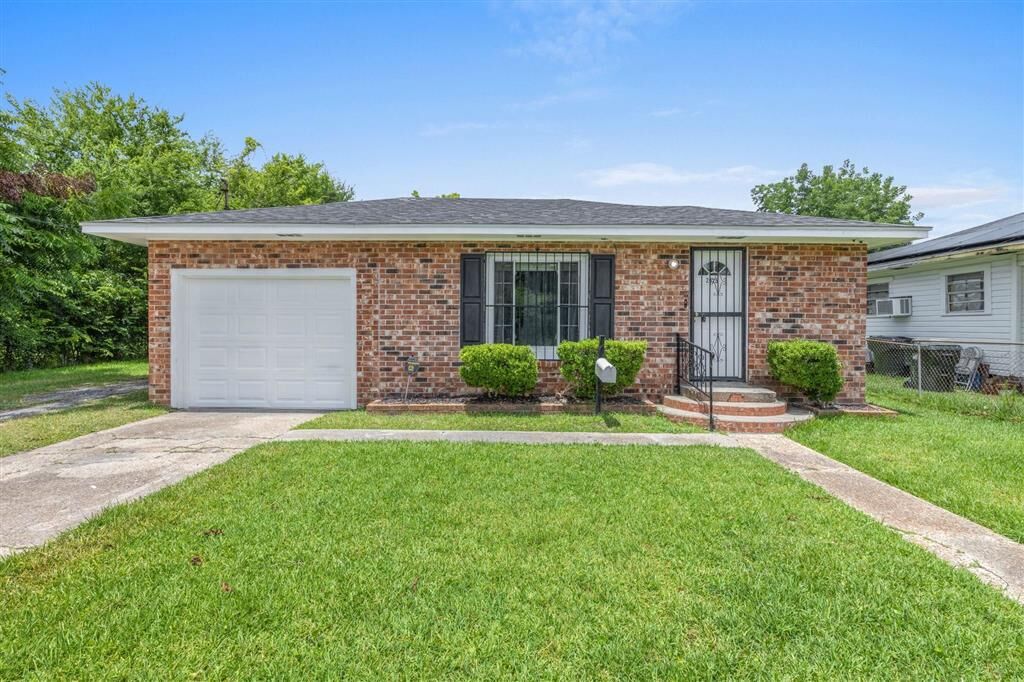 Property Photo:  2025 Cline Street  LA 70601 