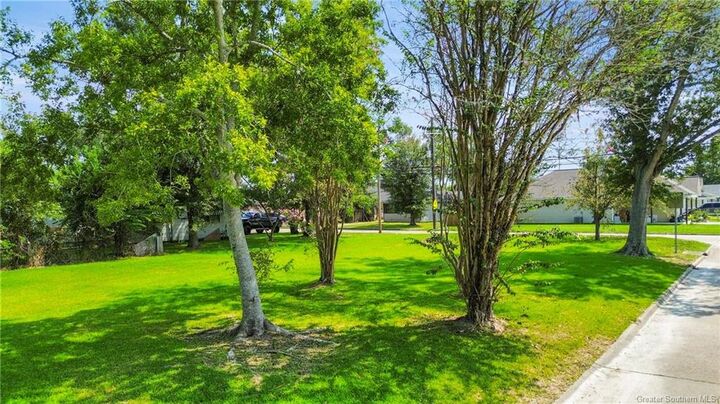 Property Photo: 422 W 18th Street W LA 70601