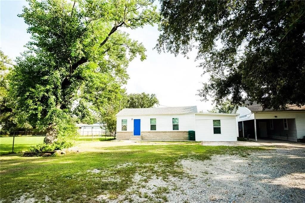 Property Photo:  319 W Parish Road W  LA 70663 