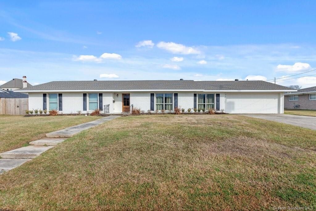 Property Photo: 816 Garden Lane LA 70605